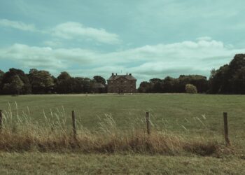 Dwór pocysterski: Pomiędzy ruiną a odrodzeniem